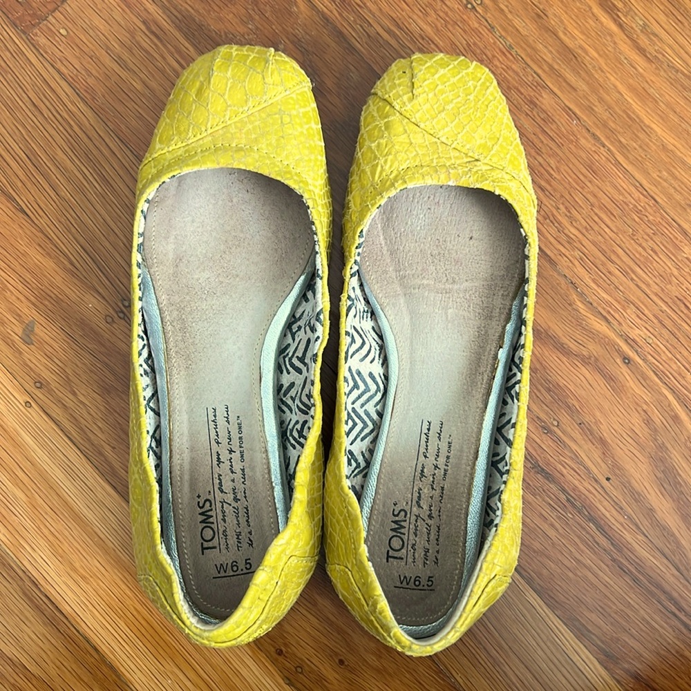 GUC Toms yellow leather snakeskin print ballet flats
